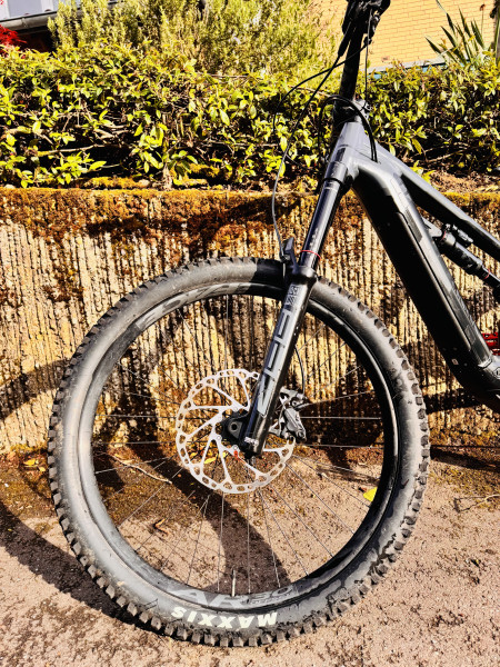 2 Akkus Downhill Canyon Torque:ON 7 Modell 2022 –Stealth– Gr. M