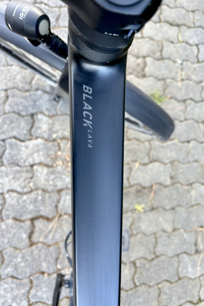 Rose Black Lava 2, 21", 11-Gang-Alfine, Riemenantrieb: Alltagsrad in edler Optik im mattschwarzen Design