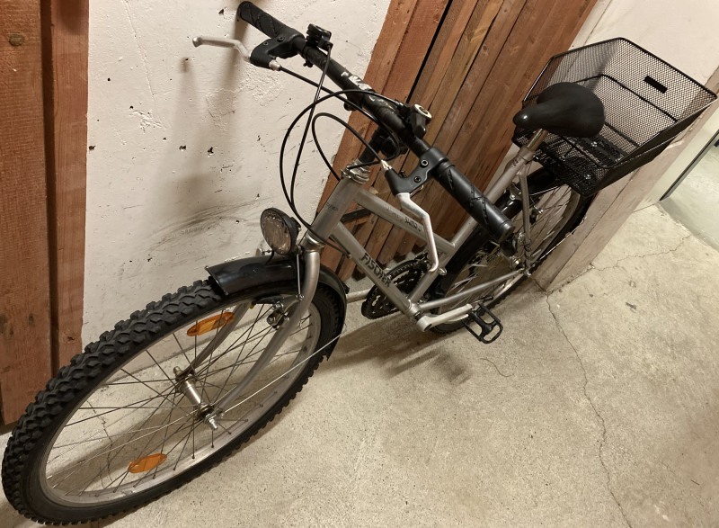 Damenfahrrad MTB Fischer, Räder 26 Zoll, Rahmenhöhe 49,5 cm, 18 Gänge, Beleuchtung, Schutzbleche, Korb, Klingel