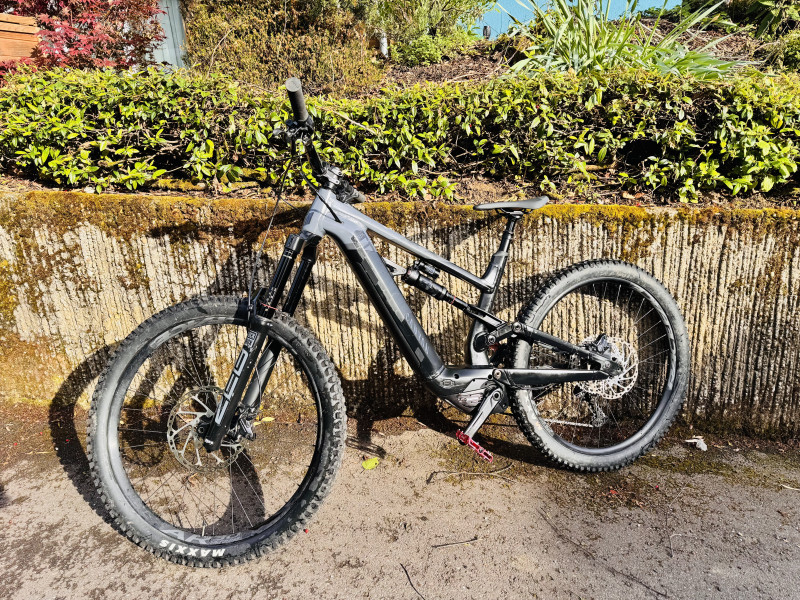 2 Akkus Downhill Canyon Torque:ON 7 Modell 2022 –Stealth– Gr. M