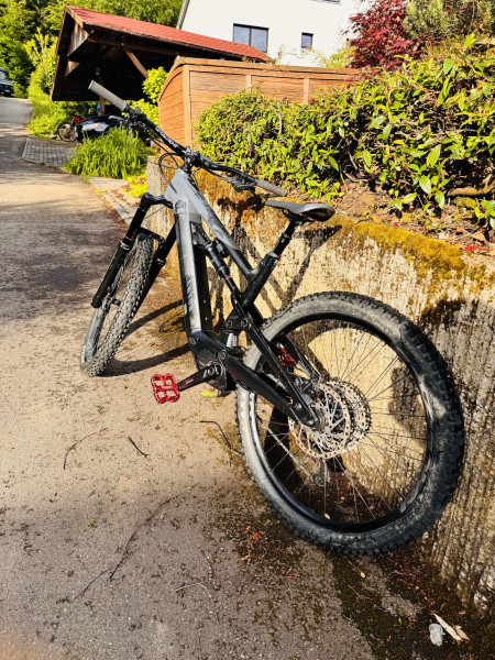 2 Akkus Downhill Canyon Torque:ON 7 Modell 2022 –Stealth– Gr. M